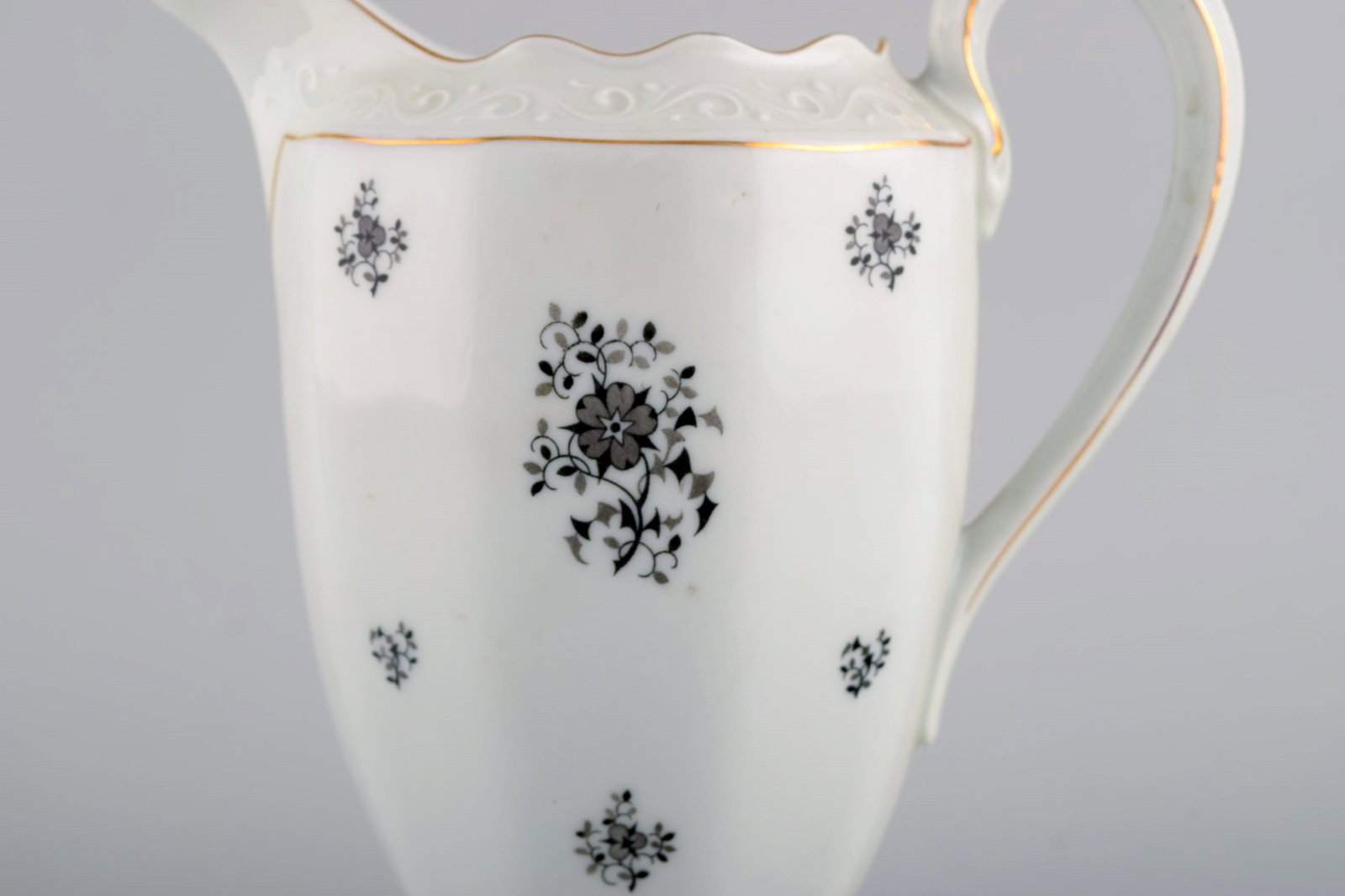 KPM, Copenhagen Porcelain Painting. Rubens jug and three oval dishes in hand-painted porcelain. - 5