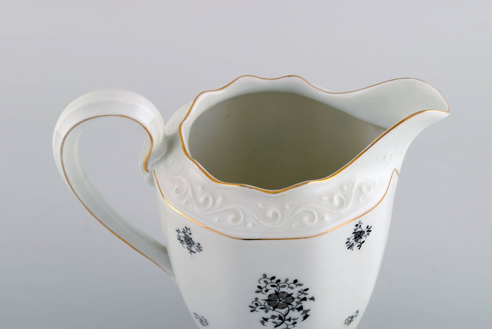 KPM, Copenhagen Porcelain Painting. Rubens jug and three oval dishes in hand-painted porcelain. - 6