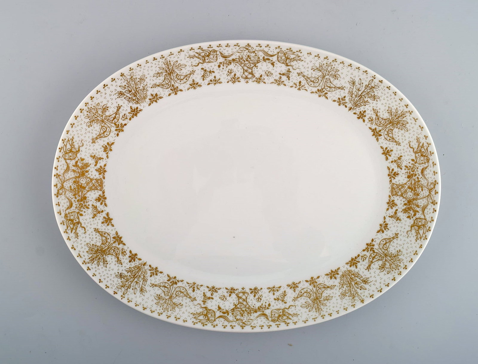 Bjørn Wiinblad for Rosenthal. Two oval serving dishes in porcelain with gold decoration. 1980s. - 2
