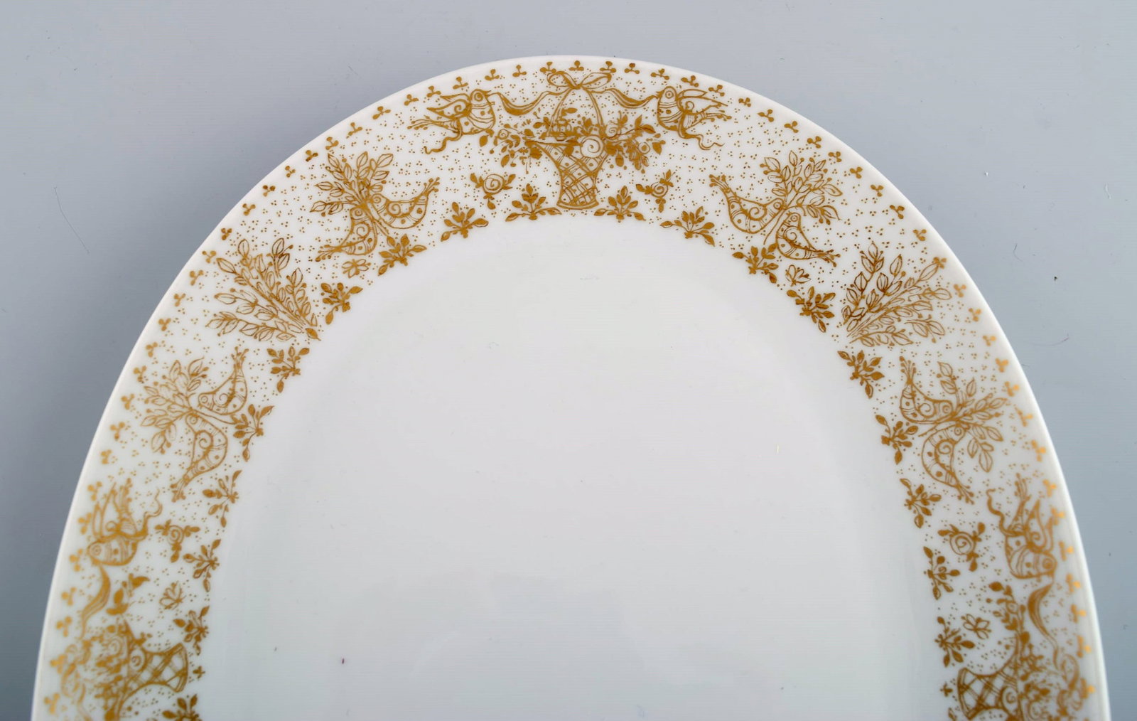 Bjørn Wiinblad for Rosenthal. Two oval serving dishes in porcelain with gold decoration. 1980s. - 3