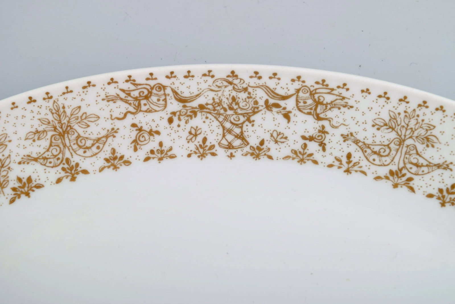 Bjørn Wiinblad for Rosenthal. Two oval serving dishes in porcelain with gold decoration. 1980s. - 4