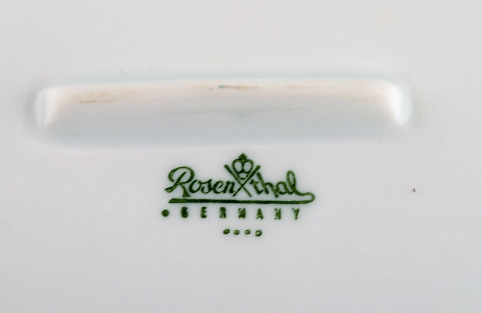 Bjørn Wiinblad for Rosenthal. Two oval serving dishes in porcelain with gold decoration. 1980s. - 5