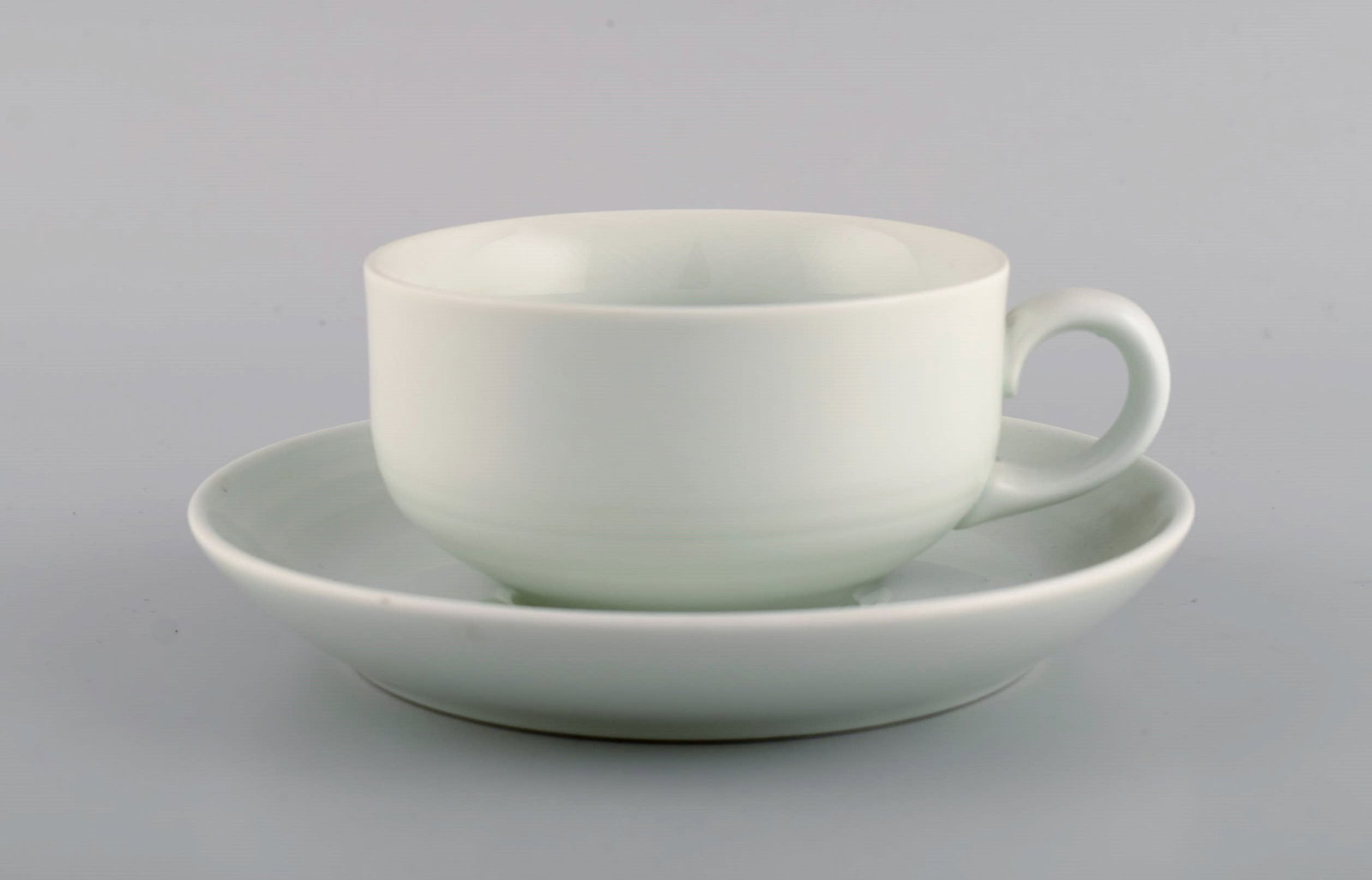Modernist Edith Sonne White Bing and Grøndahl tea service for eight people. 1960's. Model - 2