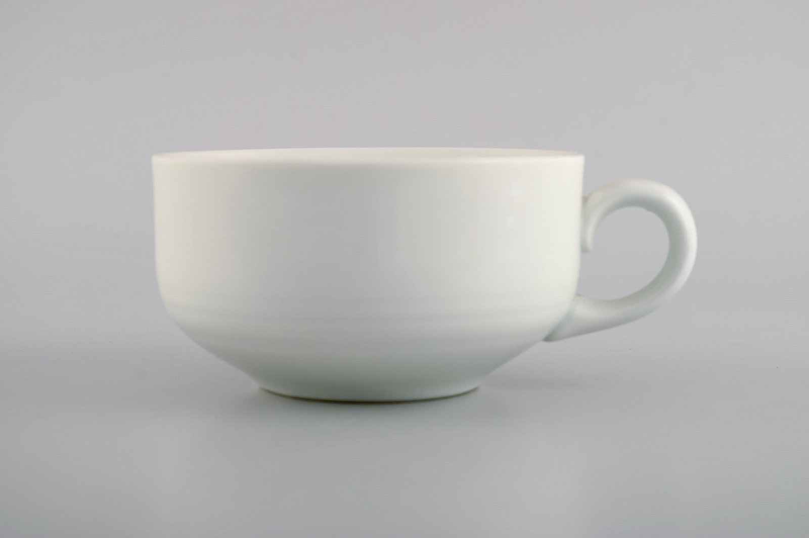 Modernist Edith Sonne White Bing and Grøndahl tea service for eight people. 1960's. Model - 3