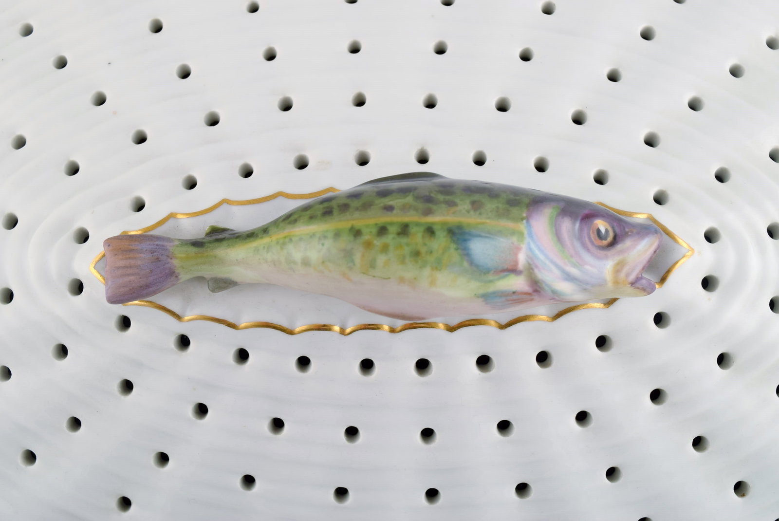 Large Royal Copenhagen Fauna Danica fish grate in hand-painted porcelain with fish and gold - 2