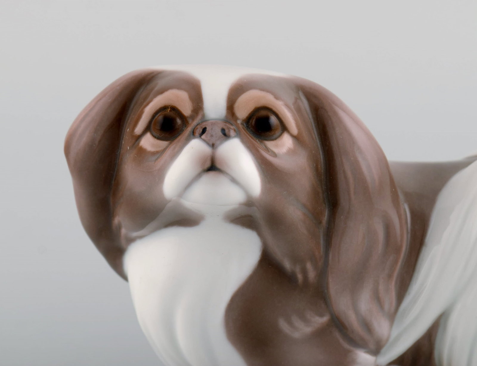 Sveistrup Madsen for Bing & Grøndahl. Porcelain figure. Standing Pekingese. Mid-20th century. - 2