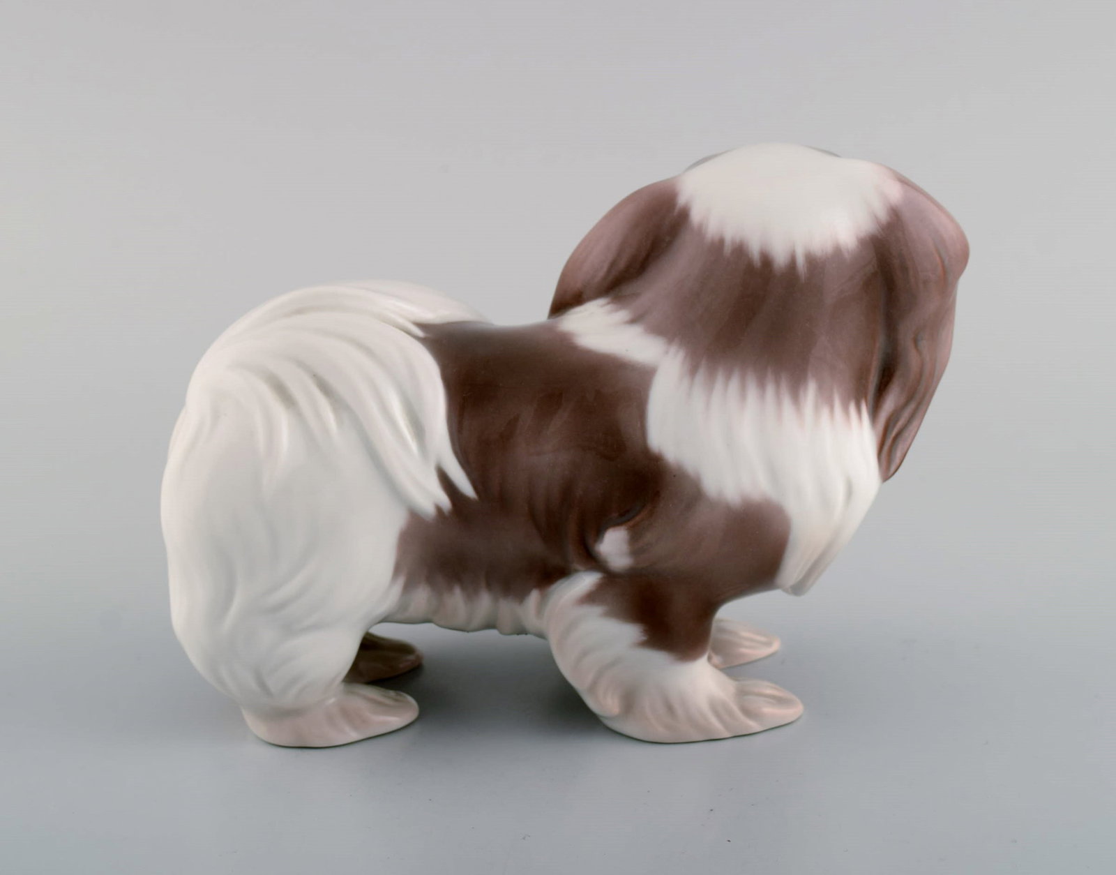 Sveistrup Madsen for Bing & Grøndahl. Porcelain figure. Standing Pekingese. Mid-20th century. - 4