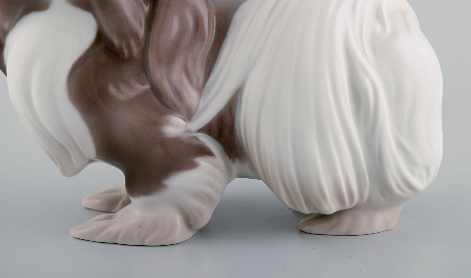 Sveistrup Madsen for Bing & Grøndahl. Porcelain figure. Standing Pekingese. Mid-20th century. - 6