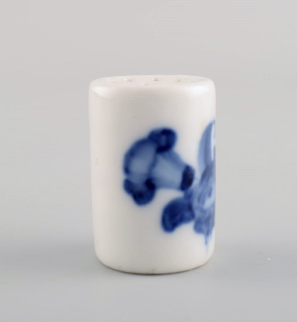 Two Blue Flower Braided Salt Shakers. Early 20th century. - 4