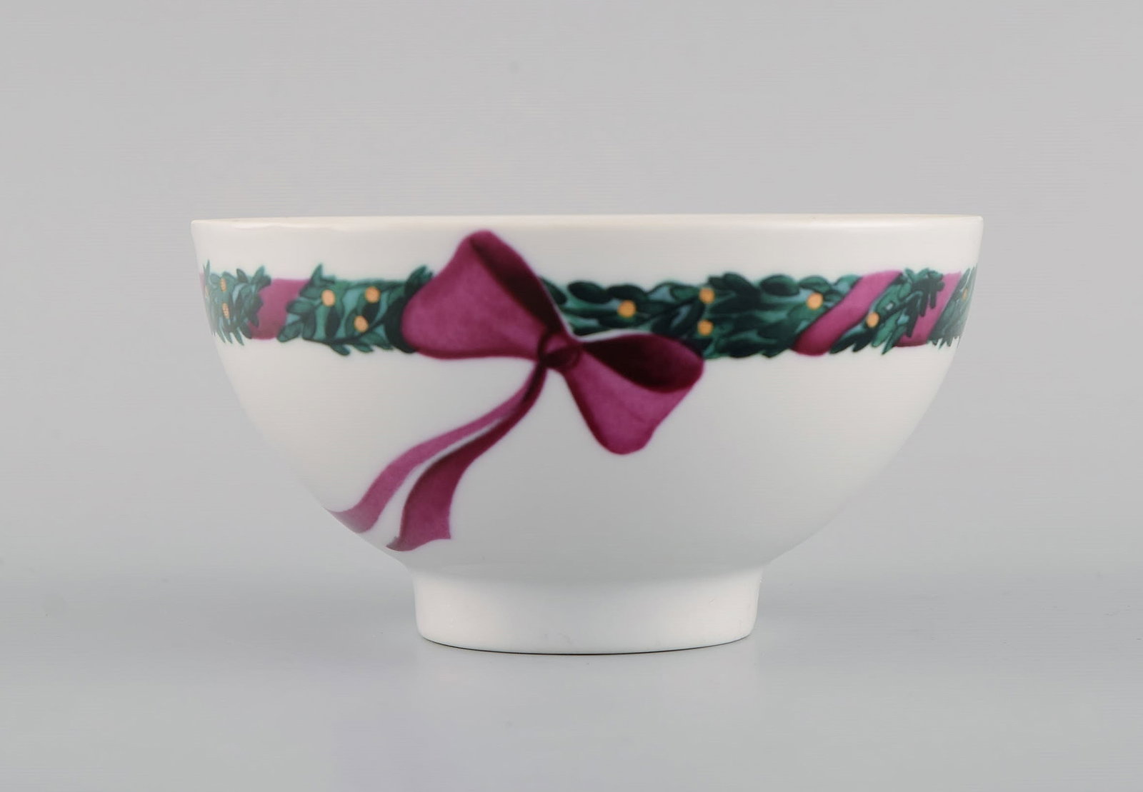 Two Royal Copenhagen Jingle Bells bowls decorated with spruce and ribbon. - 2