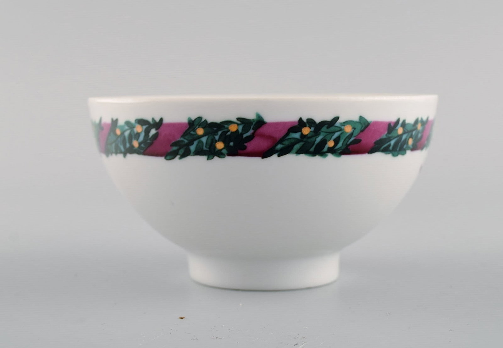 Two Royal Copenhagen Jingle Bells bowls decorated with spruce and ribbon. - 3