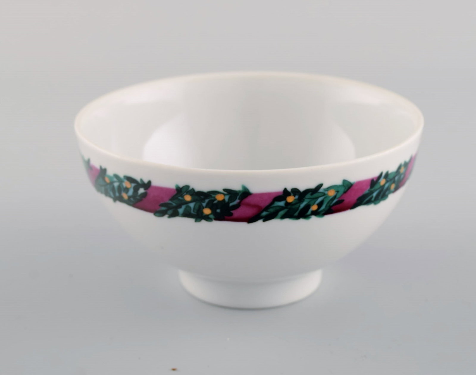 Two Royal Copenhagen Jingle Bells bowls decorated with spruce and ribbon. - 4