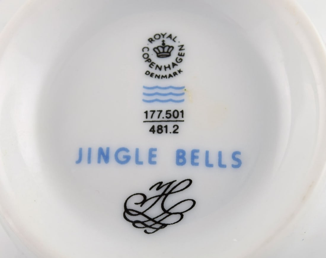 Two Royal Copenhagen Jingle Bells bowls decorated with spruce and ribbon. - 5