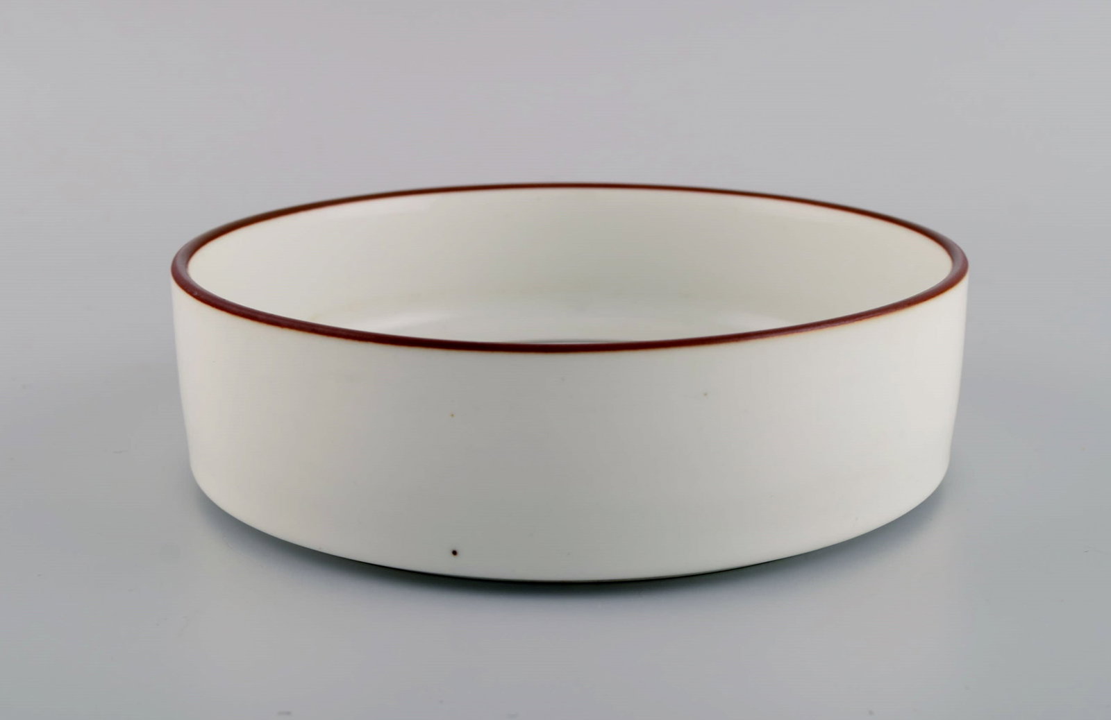 Anne Marie Trolle for Royal Copenhagen. Brown Domino bowl in hand-painted porcelain. Dated - 2