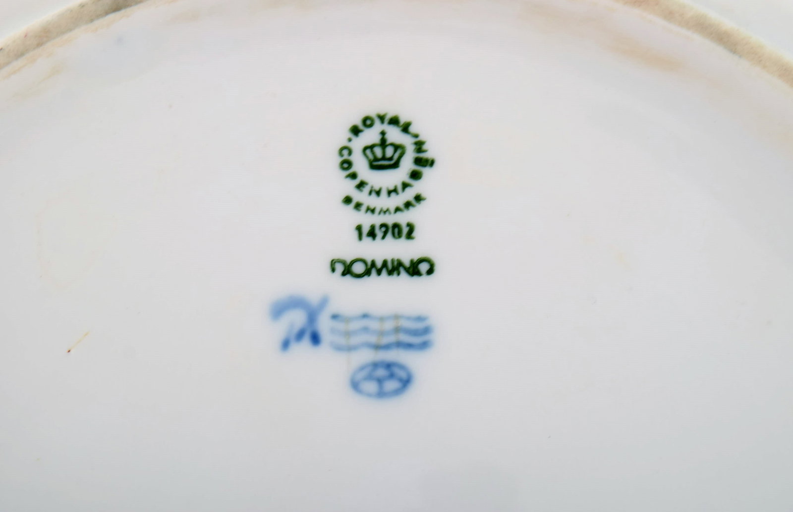 Anne Marie Trolle for Royal Copenhagen. Brown Domino bowl in hand-painted porcelain. Dated - 5
