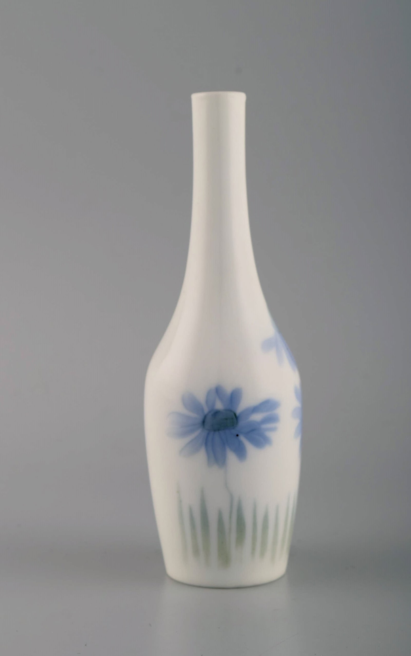 Antique Royal Copenhagen art nouveau vase in porcelain with hand-painted dandelions. Late 19th - 2