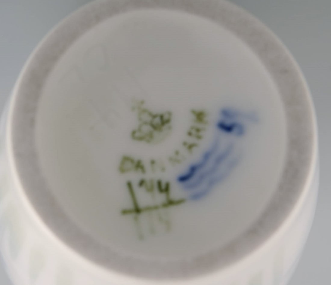 Antique Royal Copenhagen art nouveau vase in porcelain with hand-painted dandelions. Late 19th - 5