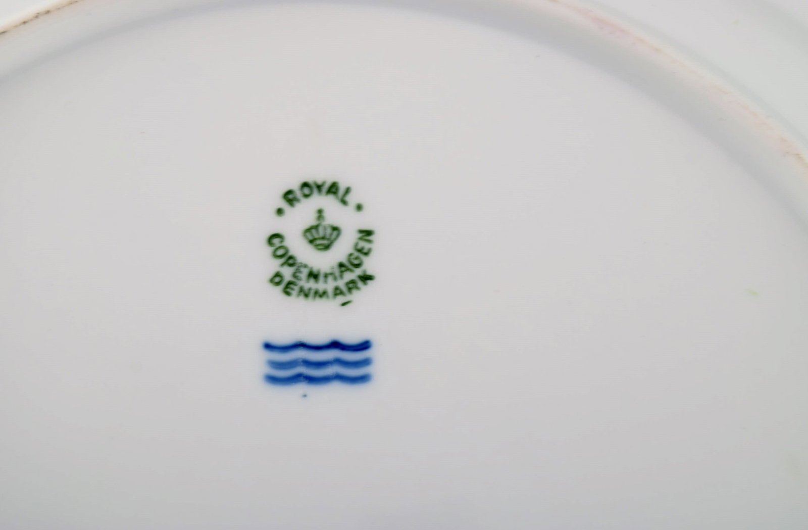 Royal Copenhagen. Set of five large dinner / decoration plates with hand painted bird motifs. Dated - 6