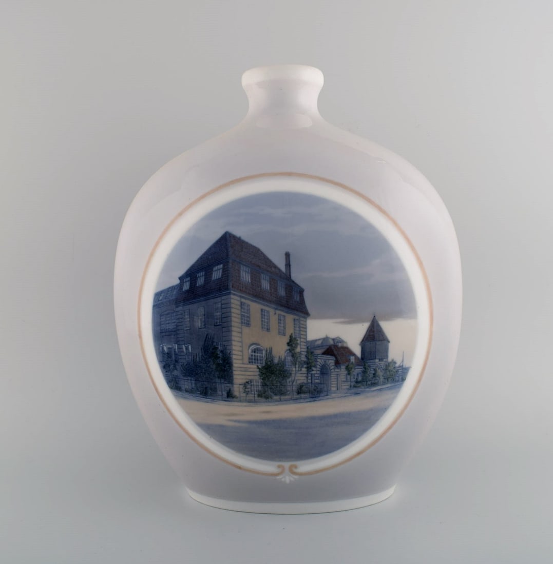 Arthur Boesen for Royal Copenhagen. Large unique vase in hand-painted porcelain with motifs of large - 3