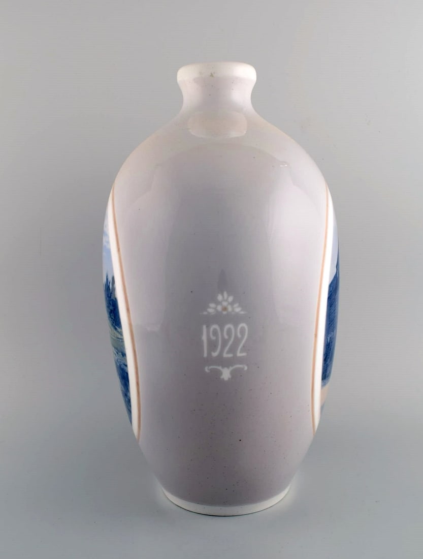 Arthur Boesen for Royal Copenhagen. Large unique vase in hand-painted porcelain with motifs of large - 5