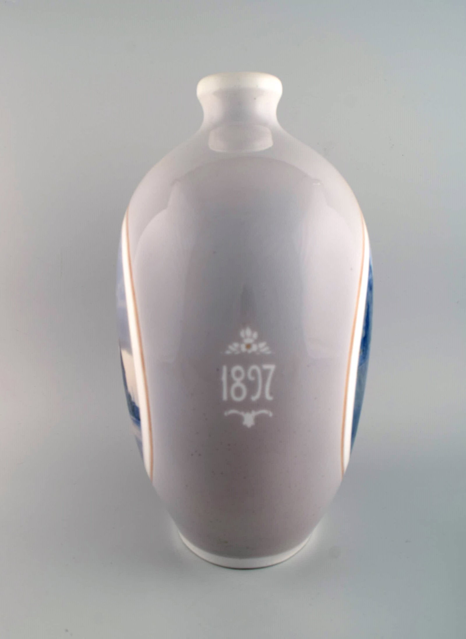 Arthur Boesen for Royal Copenhagen. Large unique vase in hand-painted porcelain with motifs of large - 6