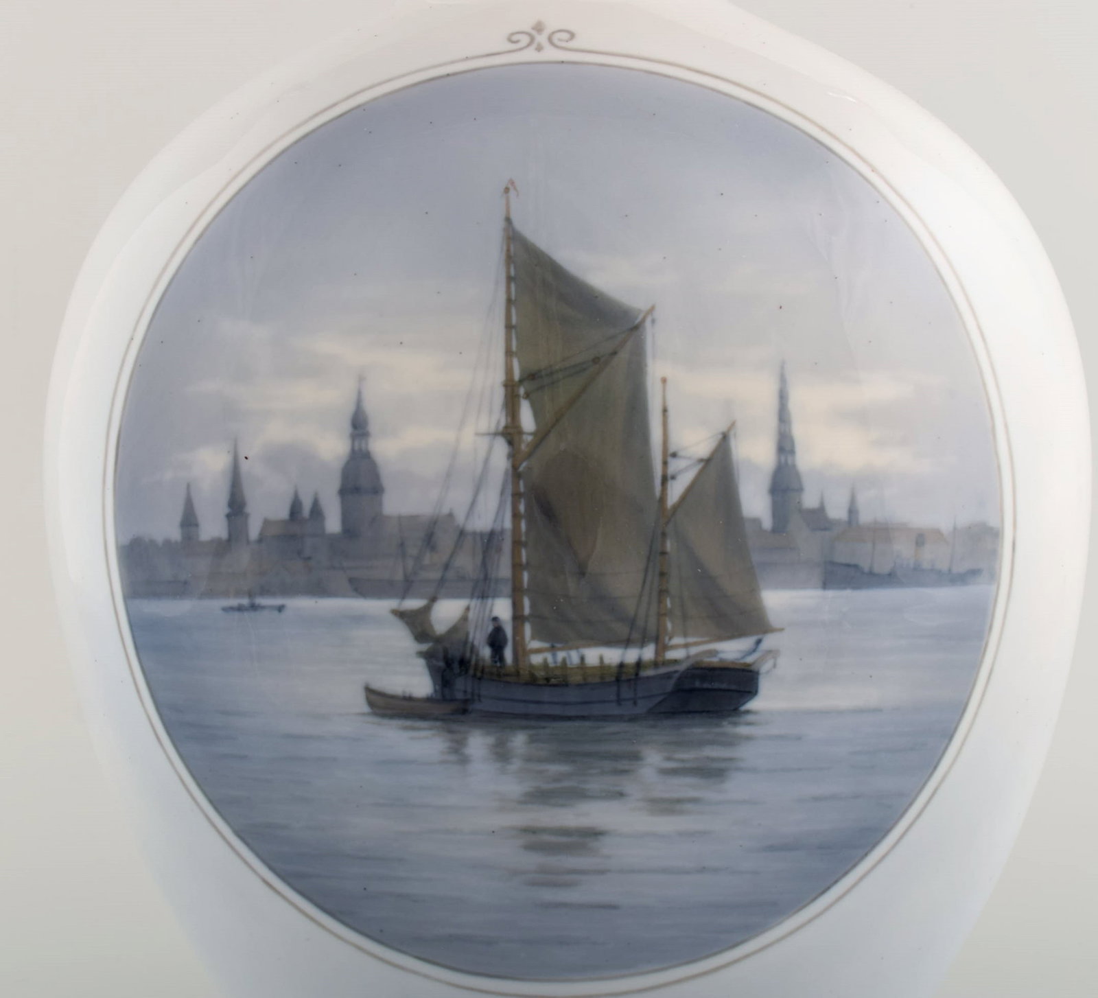 Large Royal Copenhagen vase in hand-painted porcelain. Sailboat in the Port of Copenhagen. 1920s. - 2