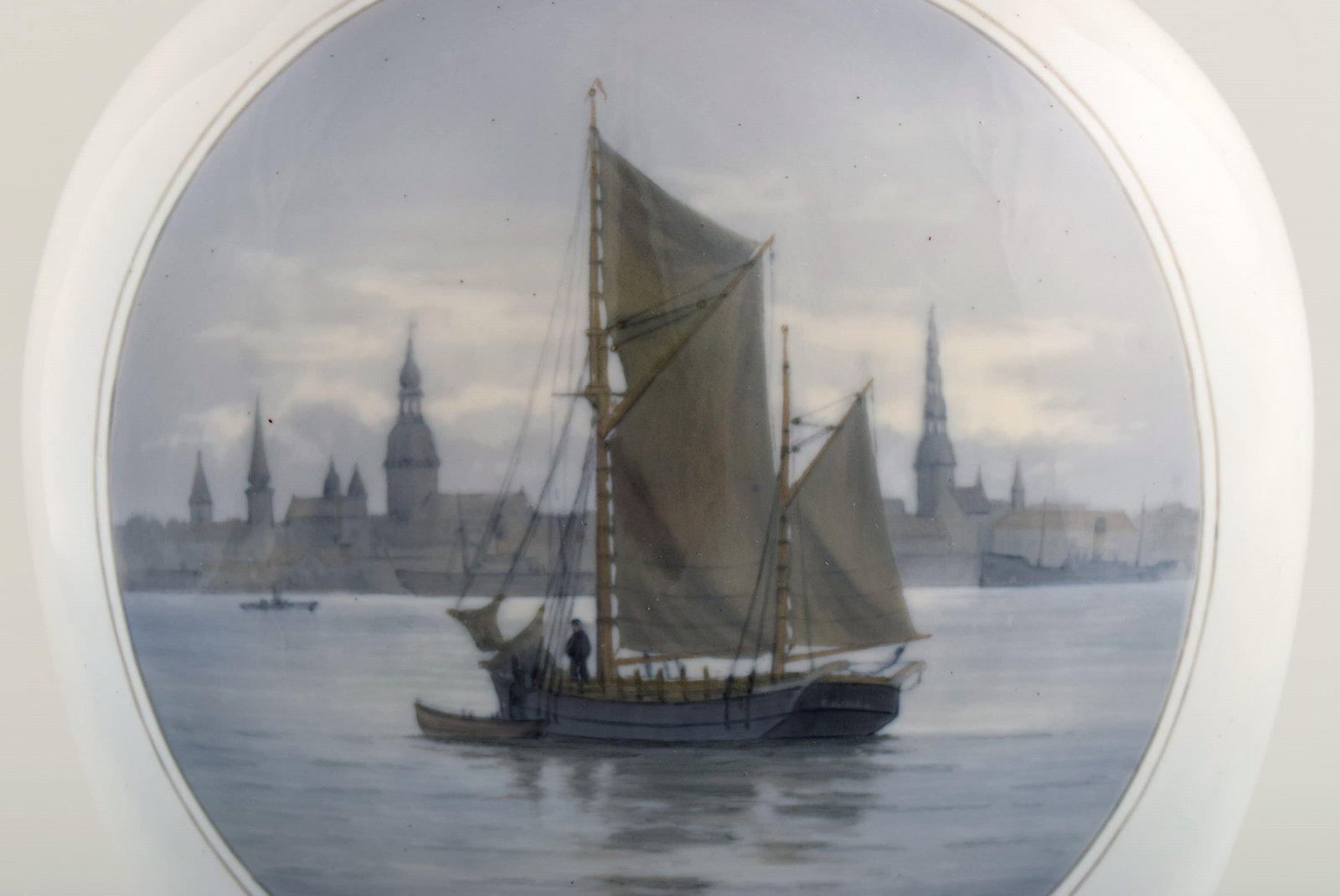 Large Royal Copenhagen vase in hand-painted porcelain. Sailboat in the Port of Copenhagen. 1920s. - 3