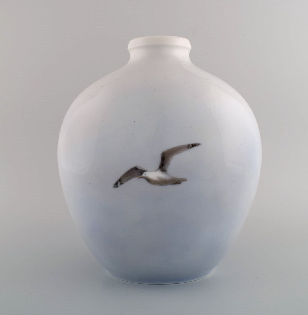 Large Royal Copenhagen vase in hand-painted porcelain. Sailboat in the Port of Copenhagen. 1920s. - 4