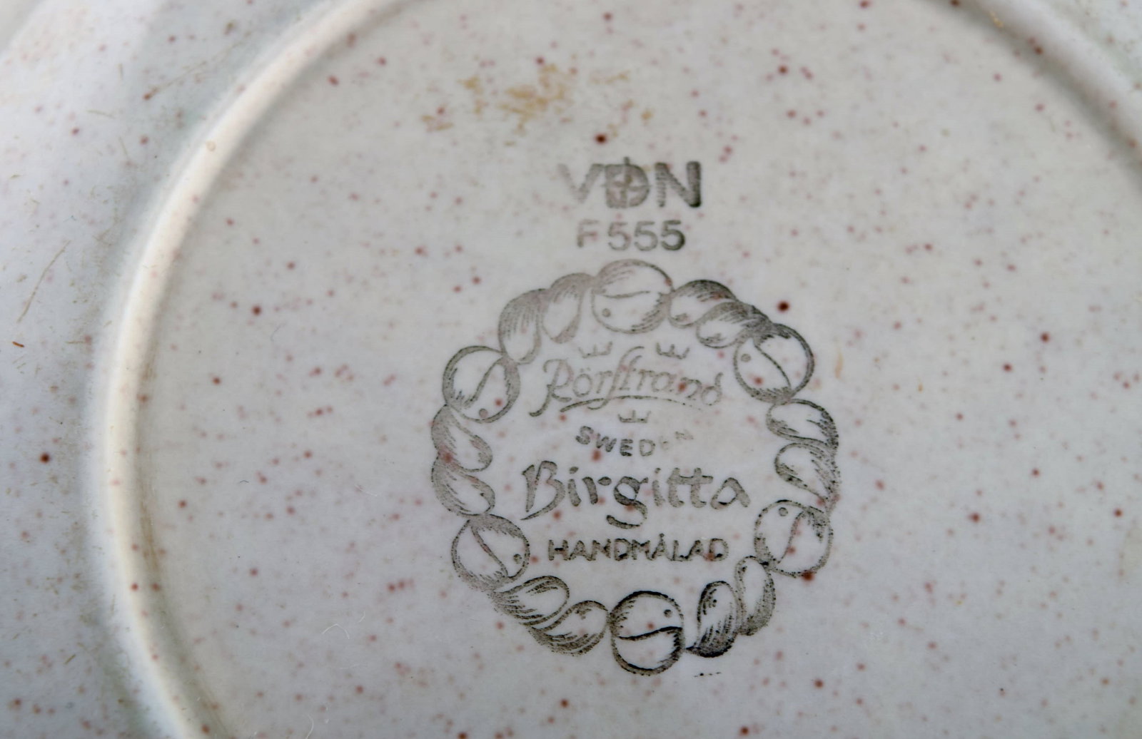 Jackie Lynd for Rörstrand. 14 Birgitta deep plates in hand-painted glazed stoneware. 1970s. - 5