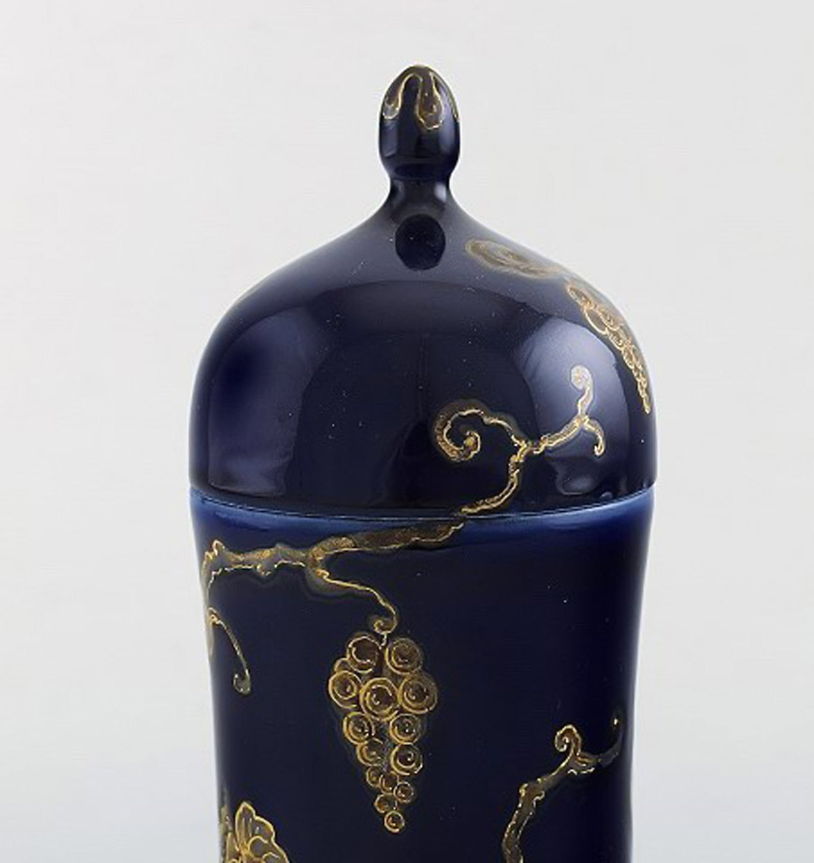 Karl Lindström and Nils Emil Lundström for Rörstrand. Lidded porcelain jar decorated - 4