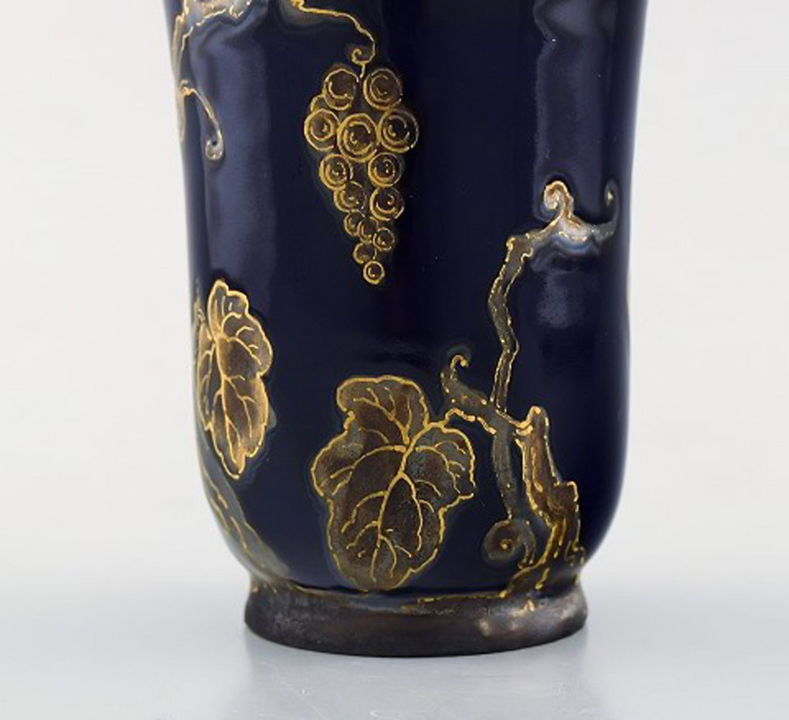 Karl Lindström and Nils Emil Lundström for Rörstrand. Lidded porcelain jar decorated - 5