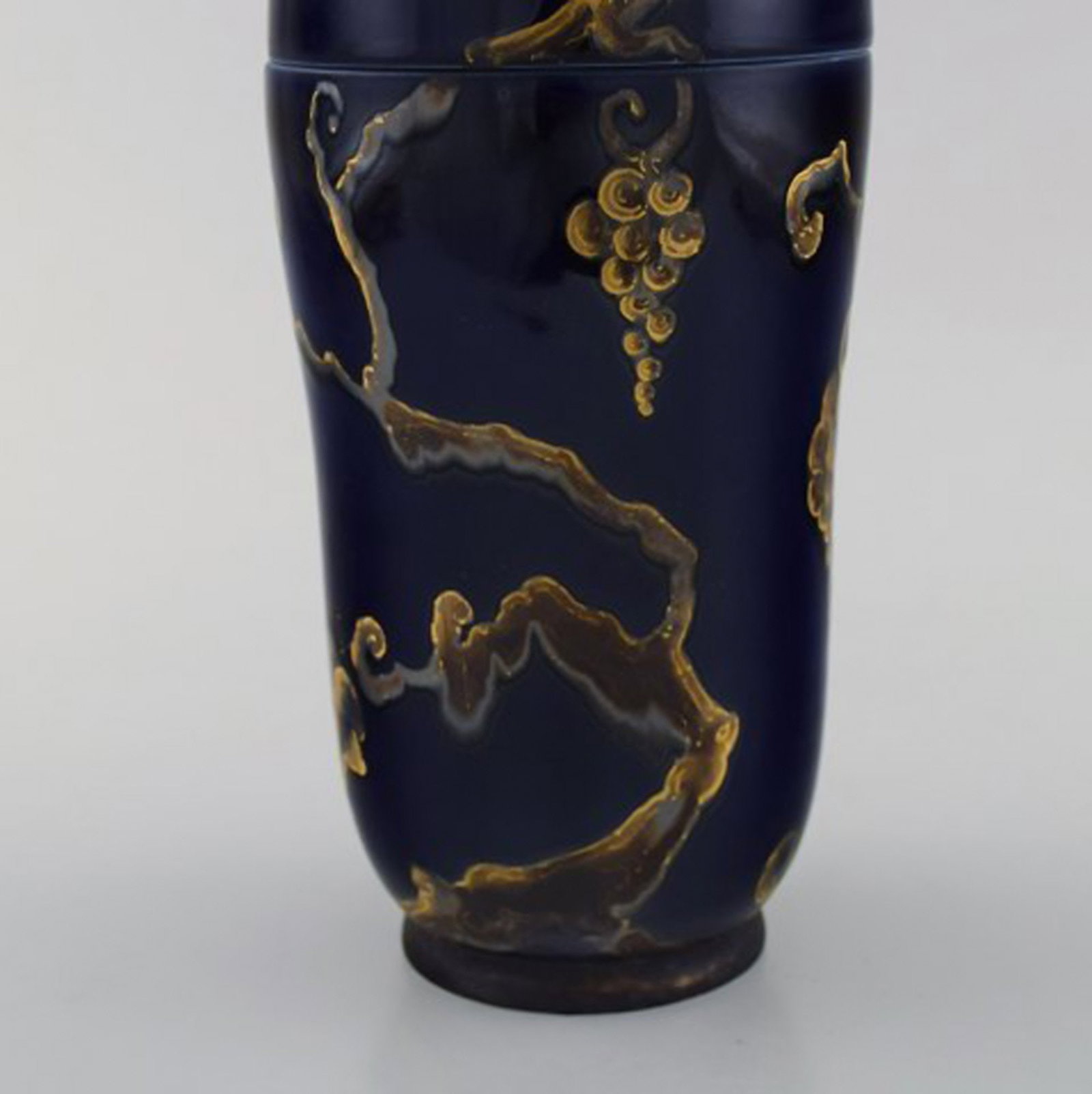 Karl Lindström and Nils Emil Lundström for Rörstrand. Lidded porcelain jar decorated - 6