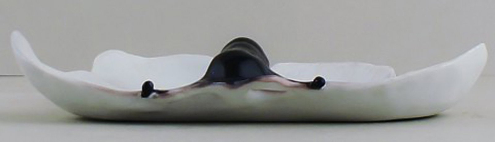 A pair of Art nouveau Rorstrand dishes with an insect. - 4