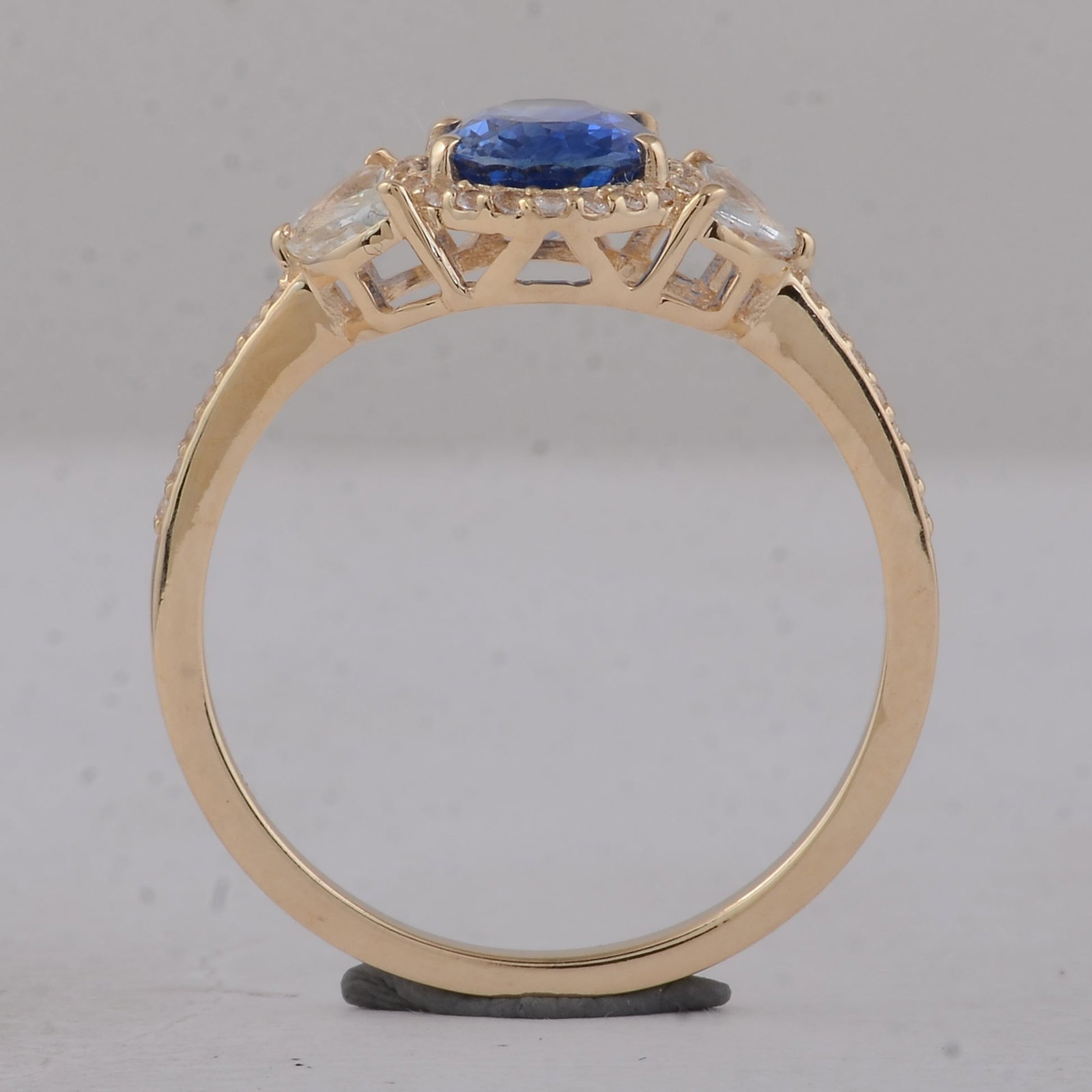 1.79 Ct Oval Sapphire 9K Gold Ring - 4