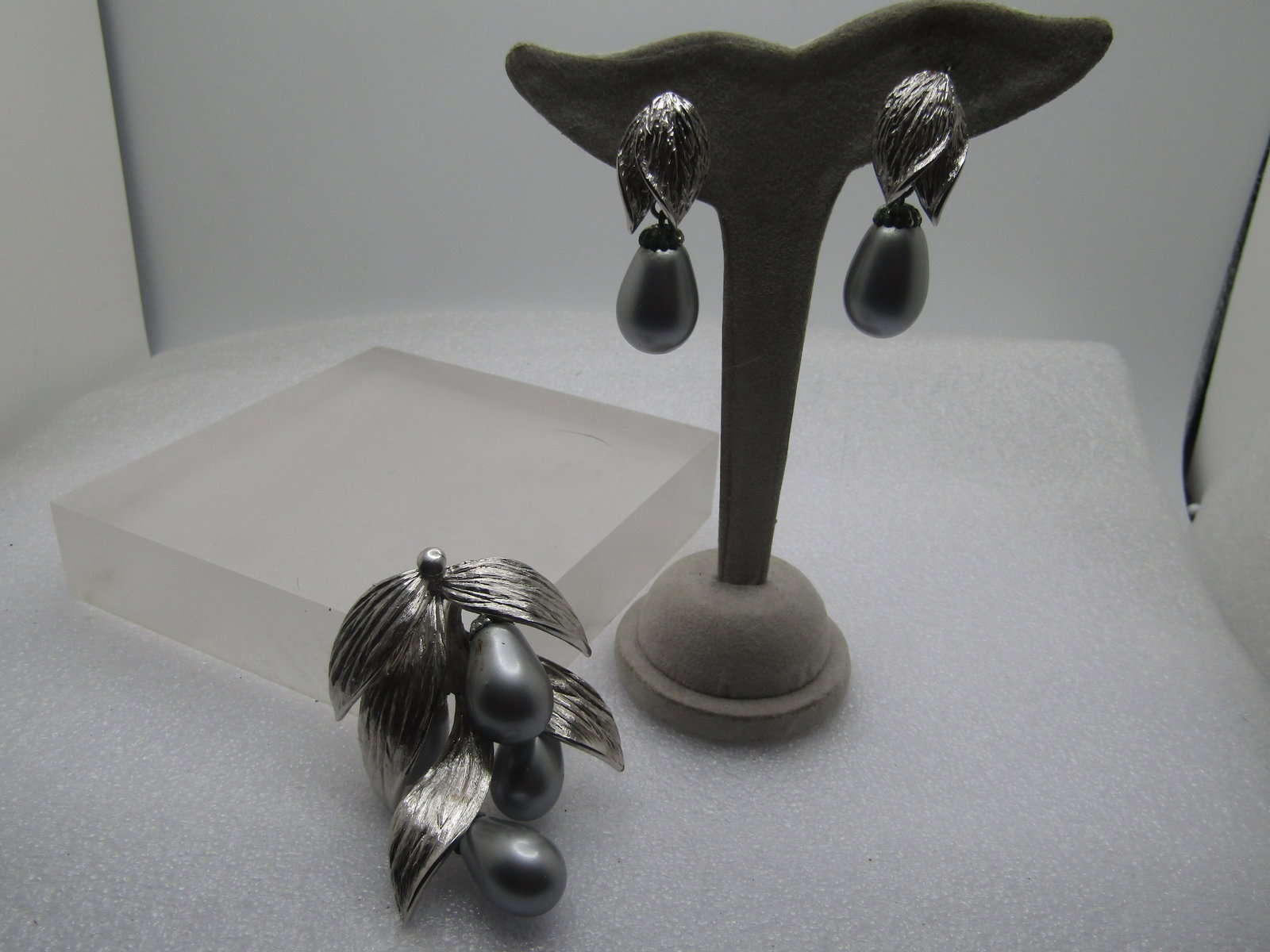 Vintage Dangling Gray Faux Pearl Brooch & Earrings Set, 1960's: Vintage Dangling Gray Faux Pearl Brooch & Earrings Set, 1960's. Silver tone set with long textured leaves and 21mm by 12mm satiny silver faux pears dangle from beneath those leaves - like grapes at a