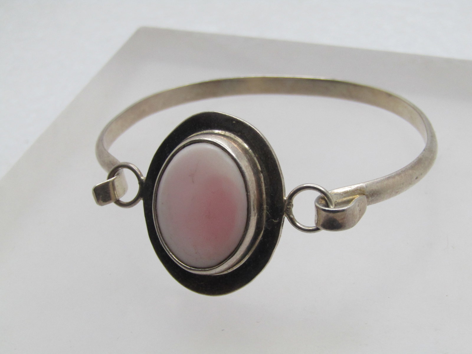 Sterling Pink Agate Bracelet, Top Lock, 6.5", 1970's-1980's, Southwestern Vibe.: Sterling Pink Agate Bracelet, Top Lock, 6.5", 1970's-1980's. Southwestern appeal. This has an appx. 18mm by 16mm oval bezel-set pink agate that is set on a wider base that is appx. 27mm by 24mm. The a