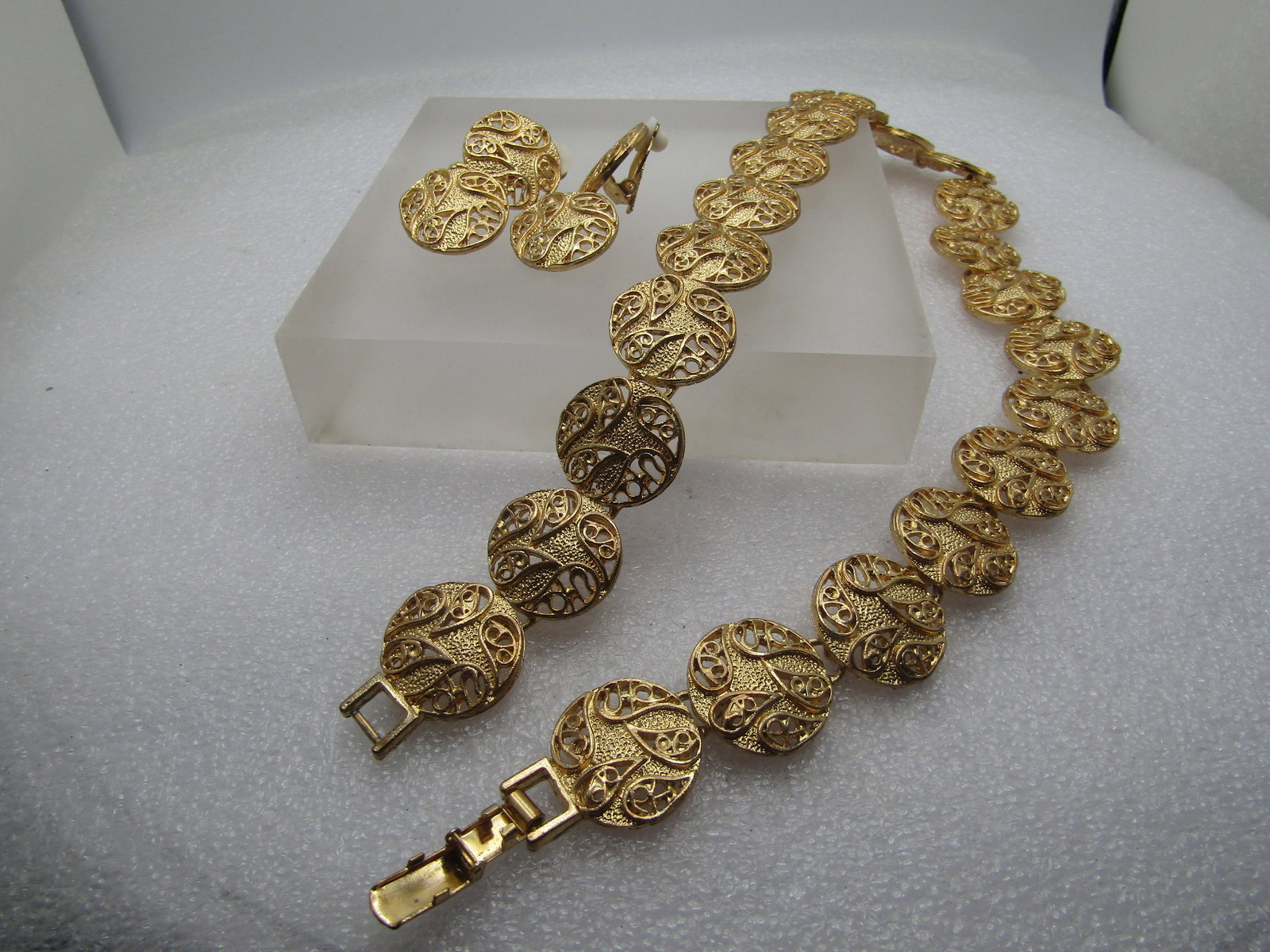Vintage Filigree Scrolled Necklace & Earrings Set, 1970's-1980's: Vintage Filigree Scrolled Necklace & Earrings Set, 1970's-1980's. 18" necklace with 3/4" round textured background and raised filigree paisley scroll links, flip clasp. Gold tone. The earrings have a