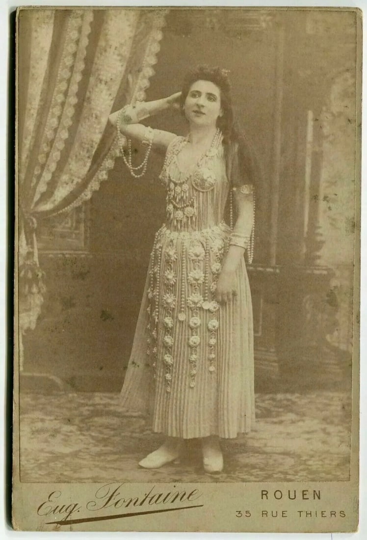 Cabinet Card Photographs Eug. Fontaine Portrait Woman Actress c. 1870: Cabinet Card Photographs Eug. Fontaine - Unidentified Actress c.1870 Description: Albumen mounted on cabinet card Dimension: 162 x 105 mm Reserve: $50.00 Shipping: Domestic: Flat-rate of $19
