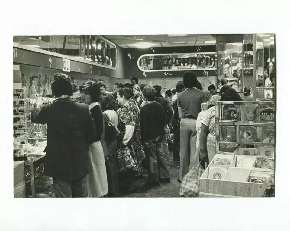 Photographs EDUARDO ESPINOZA, A shopping day in Mexico, 1970 Vintage - 4