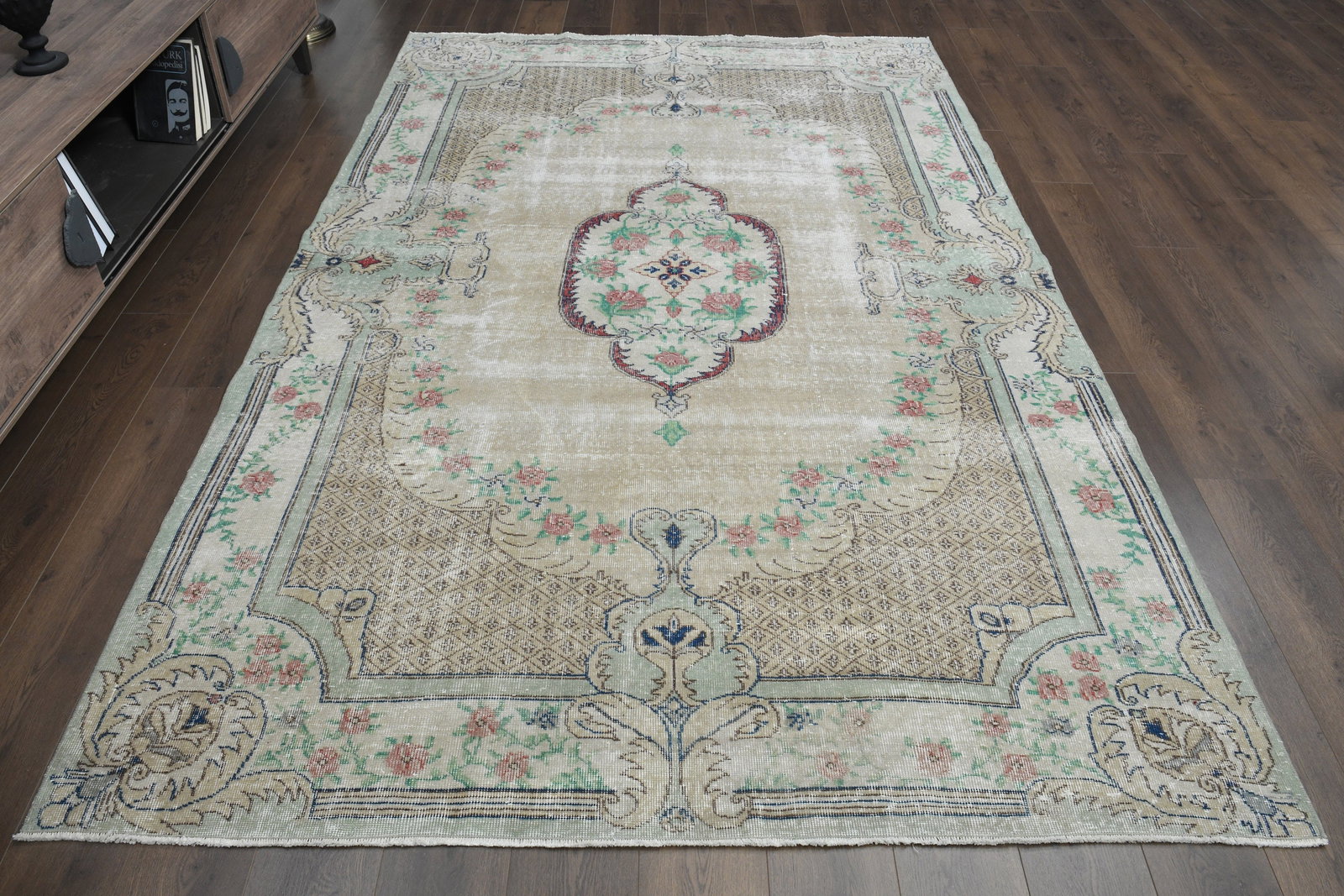 6'6x9'8 ft, FLORAL LUXURY VINTAGE: Title: 6'6x9'8 ft, FLORAL LUXURY VINTAGE Description: This Turkish one-of-a-kind Vintage Turkish Rug is hand-knotted and handwoven by the most skilled artisans who use pure wool, in muted, natural ton