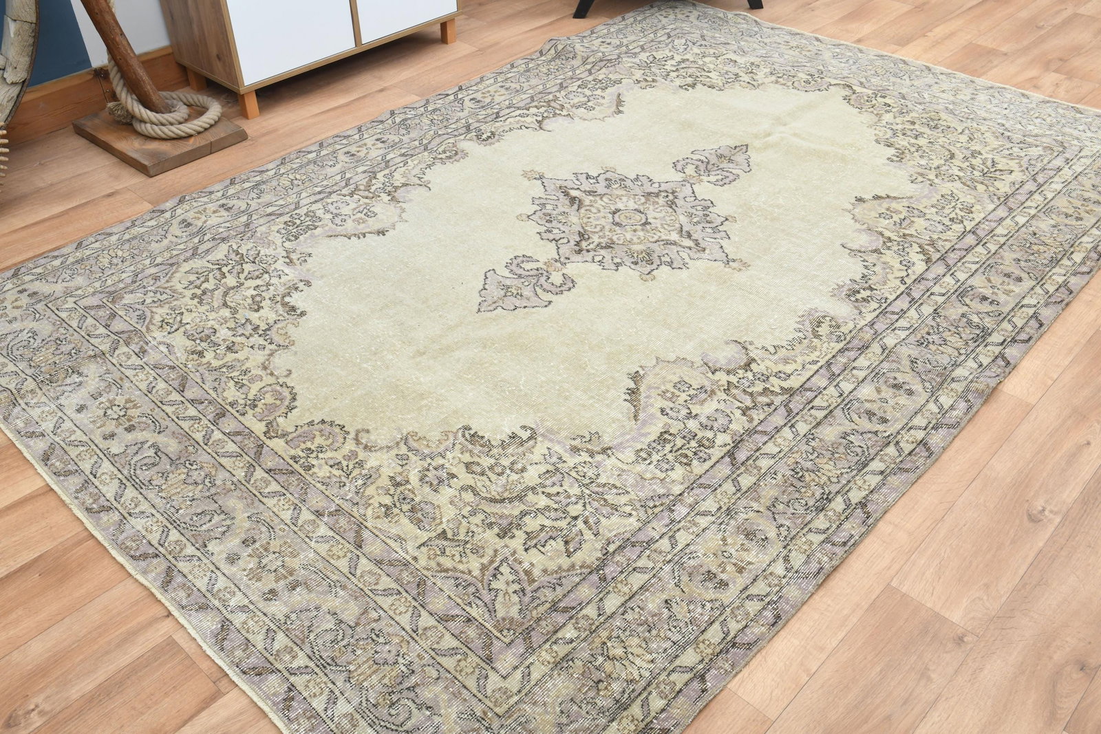 6'8x10'1 ft, FADED AREA RUG - 8