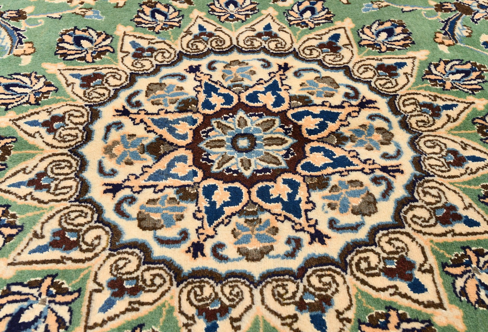 Vintage Floral Classic Green 5X7 Nain Persian Rug - 6