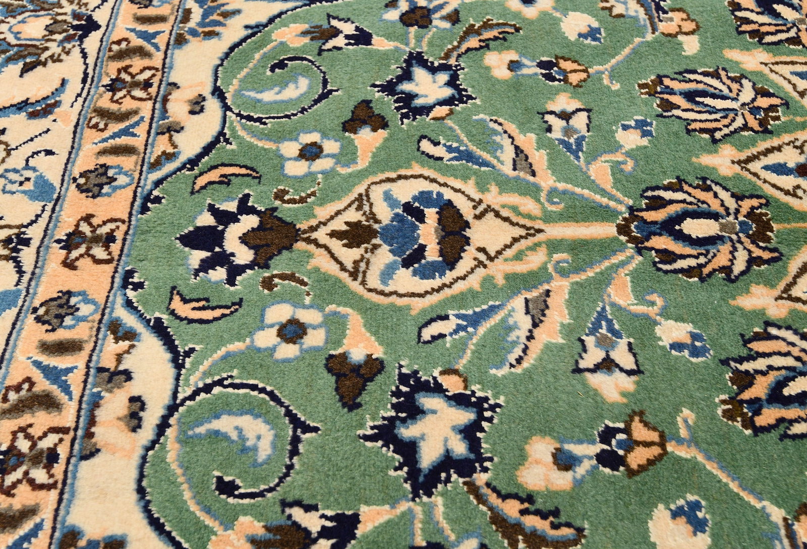 Vintage Floral Classic Green 5X7 Nain Persian Rug - 7