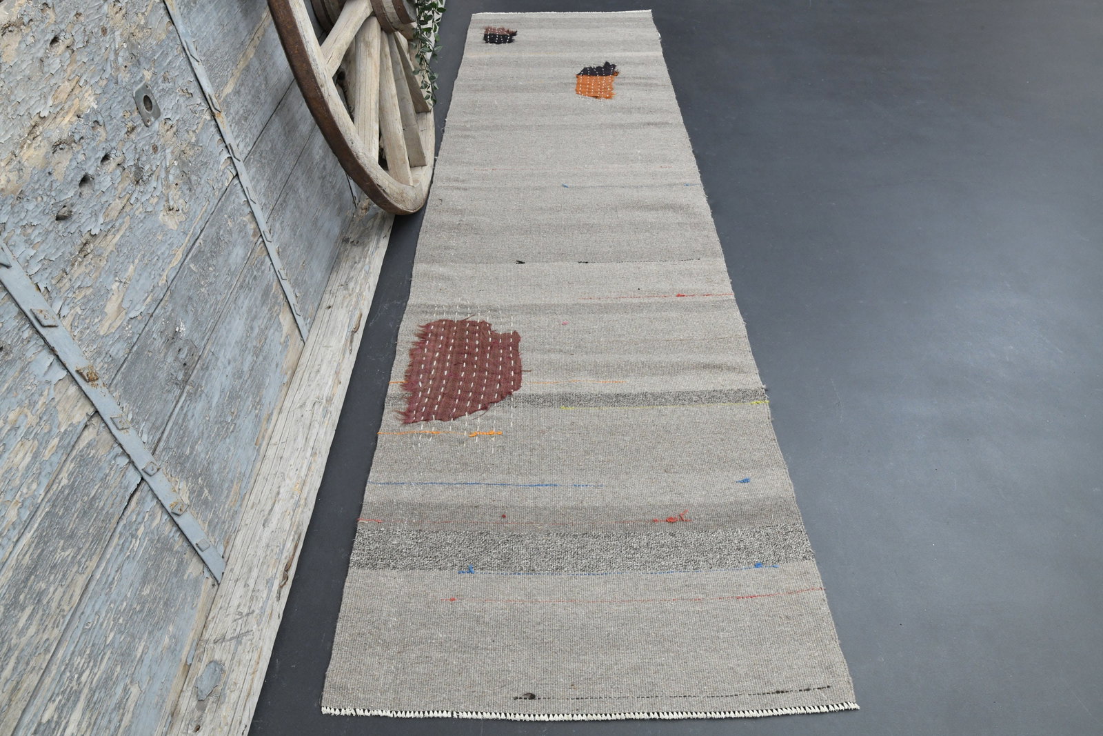 2.8x10.9 TURKISH BEIGE Runner Rug: Title: 2.8x10.9 TURKISH BEIGE Runner Rug Description: This Turkish one-of-a-kind Vintage Flatweave Kilim Rug is hand-knotted and handwoven by the most skilled artisans who use pure wool, in vibrant, n
