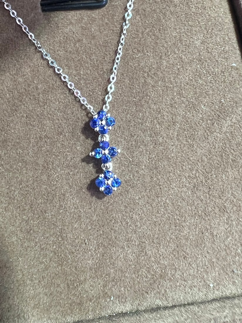 18K Gold Natural Sapphire Necklace: Title: 18K Gold Natural Sapphire Necklace Description: This 18K gold natural sapphire necklace combines rich golden hues with cool white brilliance, showcasing ultimate luxury and elegance. The large