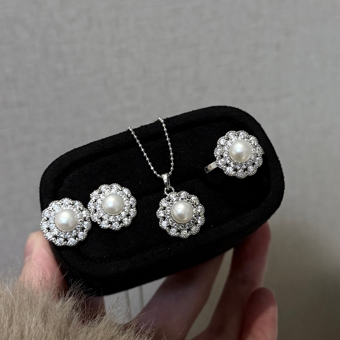 Freshwater Pearl Necklace: Title: Freshwater Pearl Necklace Description: This necklace features 6-7mm natural high-quality freshwater pearls, showcasing a rich golden and cool white luster. The perfectly round shape and