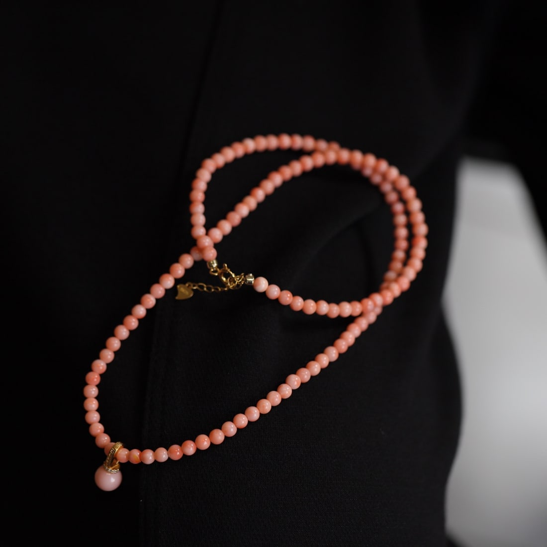 S925 Silver Natural Pink Coral Necklace: Title: S925 Silver Natural Pink Coral Necklace Description: This necklace features delicate natural pink coral beads set in S925 silver, offering a clear and soft texture. Whether paired with a black