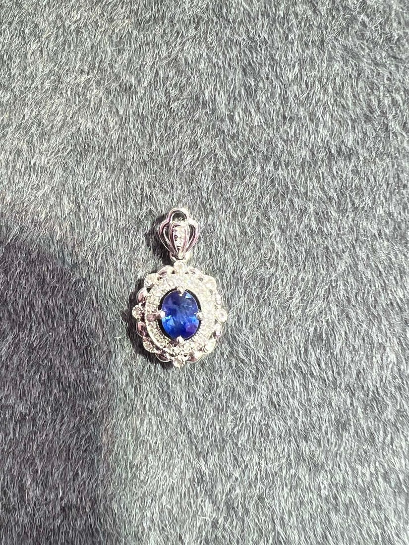 18K Gold Natural Sapphire Pendant: Title: 18K Gold Natural Sapphire Pendant Description: This 18K gold natural sapphire pendant features a harmonious blend of rich gold and cool white hues, showcasing the large diameter gem's minimal