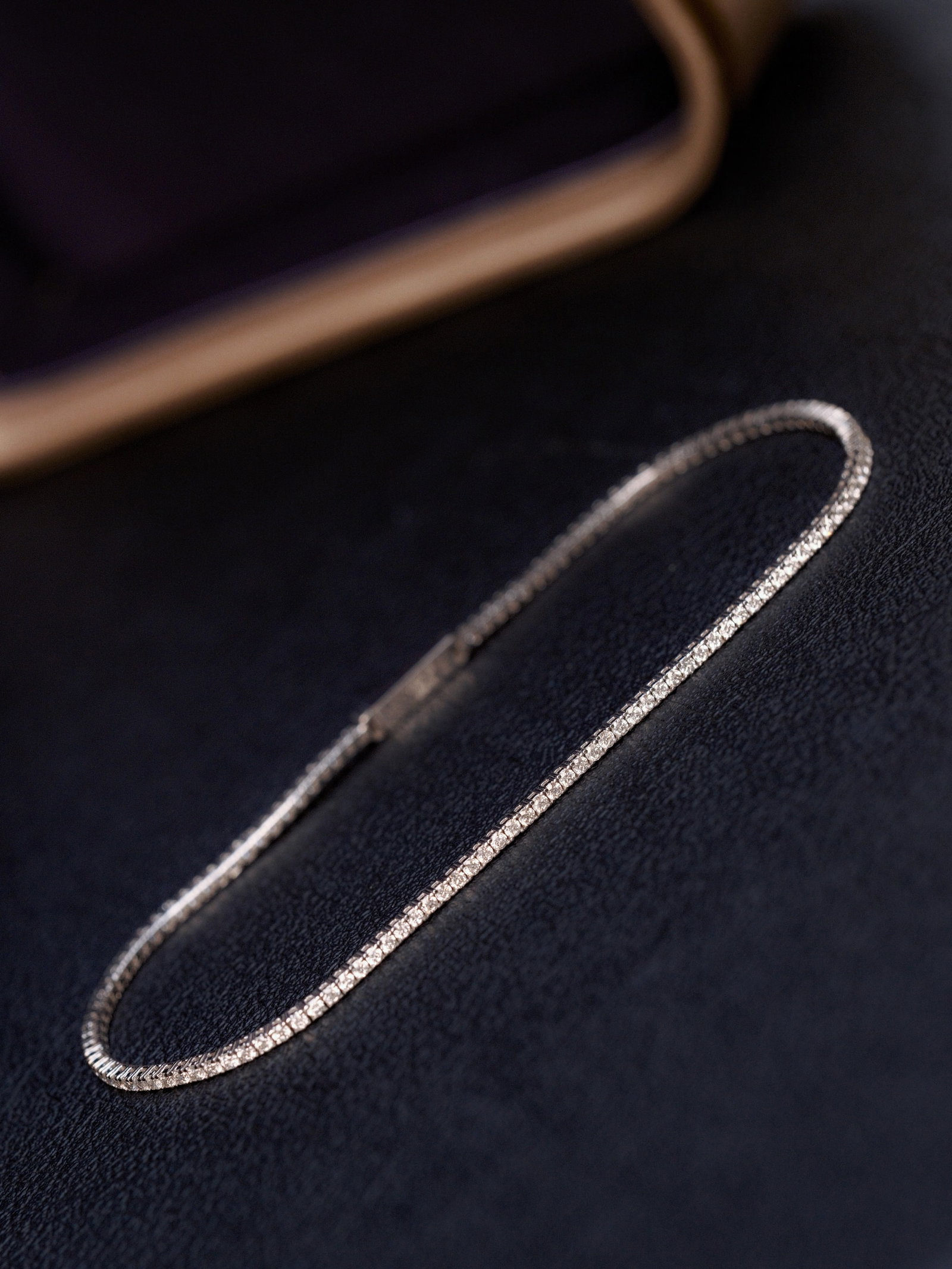 18K Gold Lab-Grown Diamond Bracelet: Title: 18K Gold Lab-Grown Diamond Bracelet Description: This 18K gold bracelet is set with DE color, VVS grade lab-grown diamonds, showcasing a natural rich gold luster and cool white hue. The