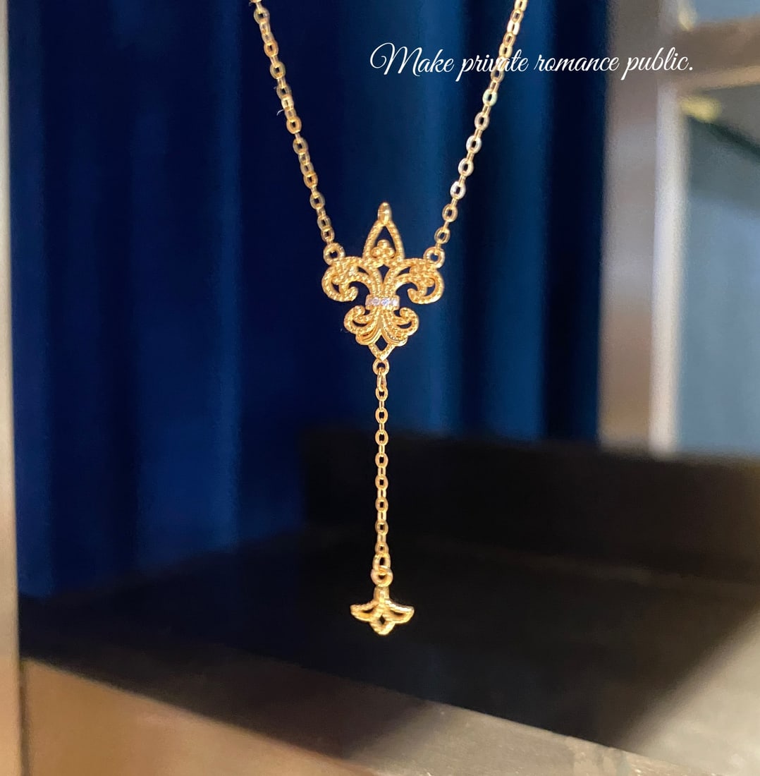18K Gold Diamond Necklace: Title: 18K Gold Diamond Necklace Description: This necklace is meticulously crafted in 18K gold, adorned with natural diamonds, exuding a cool white sheen and mysterious allure. Inspired by the iris